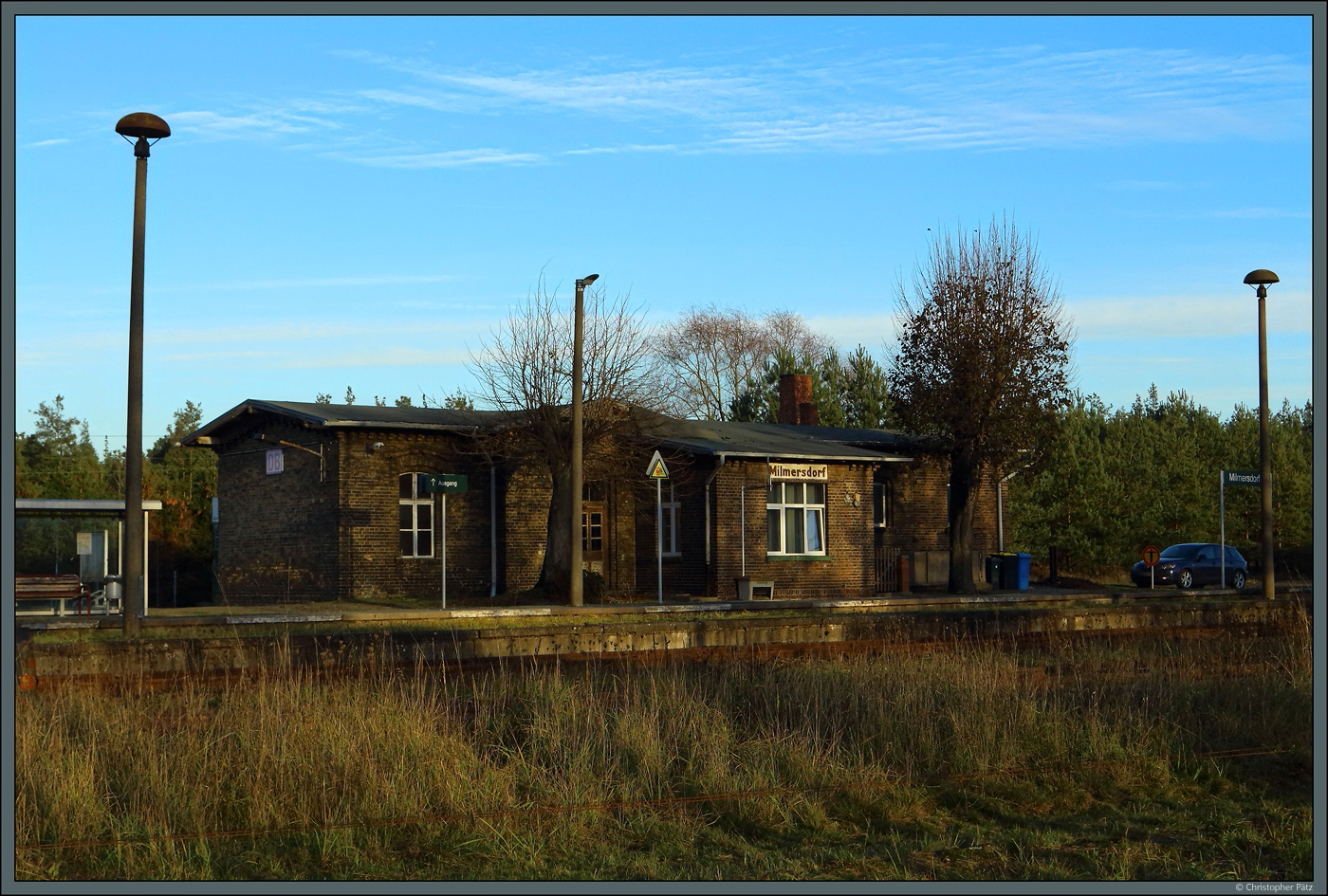 Das kleine Empfangsgebäude des Bahnhofs Milmersdorf beherbergt auch das elektromechanische Stellwerk des Bahnhofs. Am 27.11.2022 ist dieses noch mit einem Fahrdienstleiter besetzt, damit alle zwei Stunden die Züge der RB 63 verkehren können. Die Strecke Joachimsthal (a) - Templin (a) wird von der Hanseatischen Infrastrukturgesellschaft betrieben.