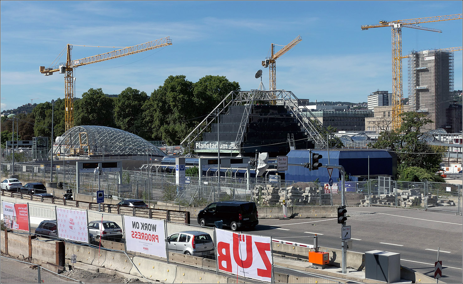 Das Stuttgarter Planetarium - 

... hat einen neuen Nachbarn bekommen: Das Gitterschalenbauwerk für den Südeingang des neuen Hauptbahnhofes. Vor dem Südeingang wird der Tunnel der hier vorbeiführende Bundesstraße verlängert um eine vom Autoverkehr reduzierten Bereich zwischen dem neuen Eingang und dem gegenüberliegenden Stadtviertel zu schaffen. Hier halten außerdem zahlreiche Stadtbahnlinien in der neugebauten Haltestelle Staatsgalerie.

06.09.2025 (M)

