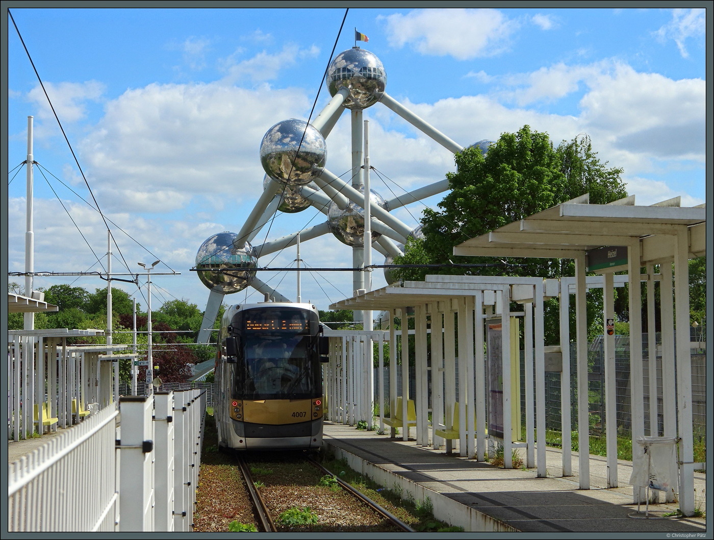 Das Wahrzeichen von Brüssel, das Atomium, überragt die Endstelle Heysel, wo Triebwagen 4007 für den nächsten Einsatz bereitsteht. (Brüssel, 05.05.2025)