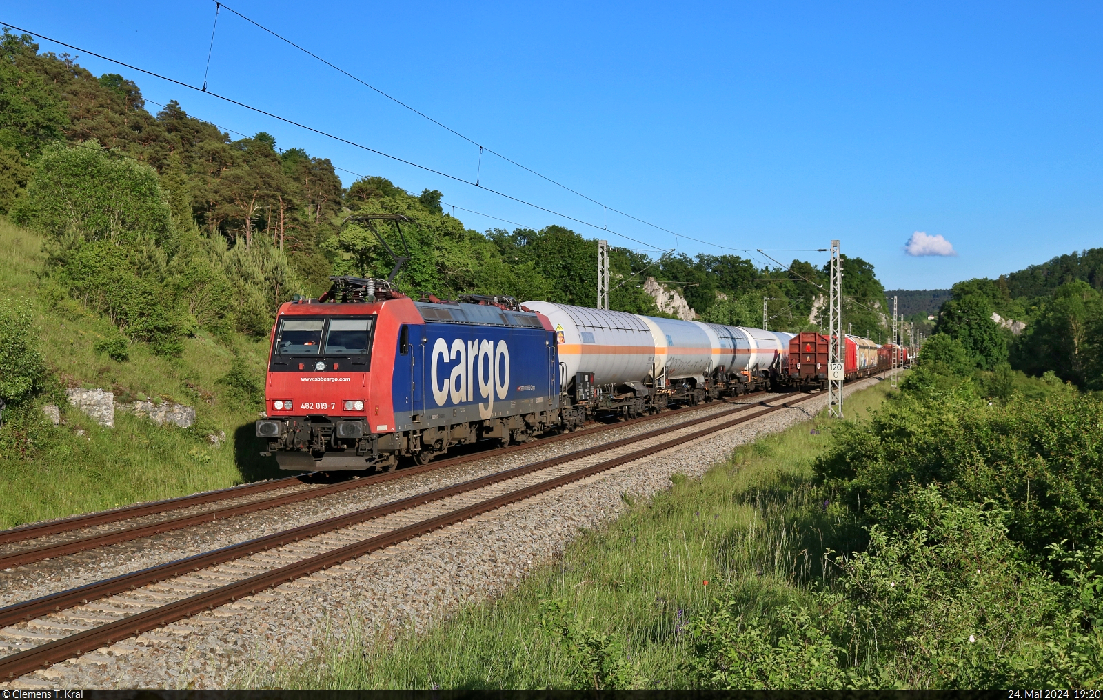 Das war knapp! Nach einer halbstündigen Güterzug-Pause bei Hagenacker kommt der Re 482 019-7 ein gemischter Güterzug entgegen. Kaum war der letzte Wagen weg, taucht auch schon ihr Kesselzug dahinter auf. Dieser ist Richtung Treuchtlingen unterwegs.

🧰 SBB Cargo AG, vermietet an die SBB Cargo International AG
🕓 24.5.2024 | 19:20 Uhr