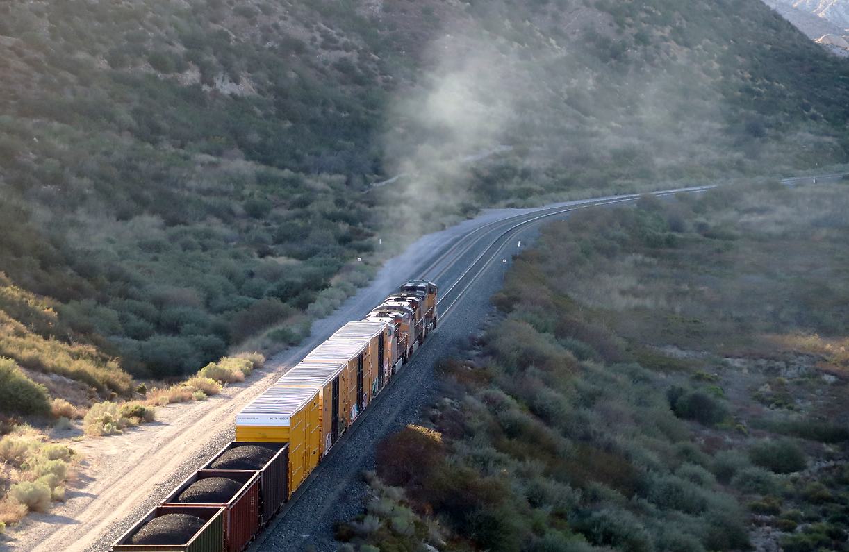 Dass die Motoren dieser UP-Loks hart arbeiten, sieht man. Leider hört man sie hier nicht. Es tönt aber gigantisch! Cajon Pass, CA, 21.9.2022