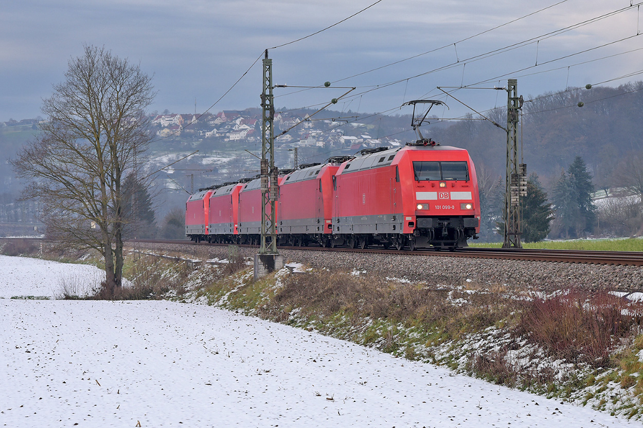 DB 101 099-0,101 068-5,101 080-0,101 009-9 & 101 078-4 als Pbz kurz vor Uhingen auf dem Weg nach München 20.12.2022