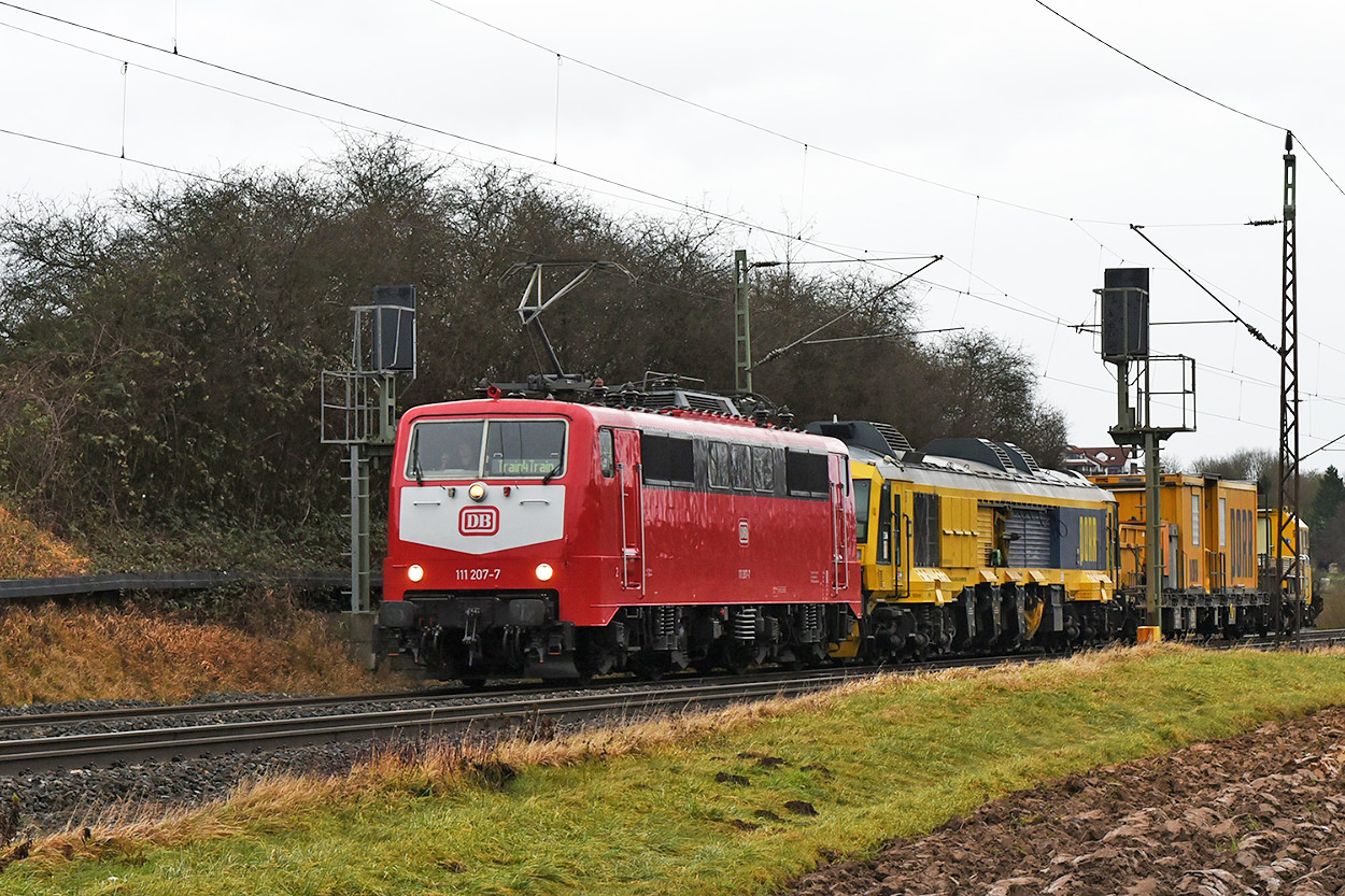 DB 111 207-7 mit Bauzug bei Ebersbach/Fils 28.12.2021