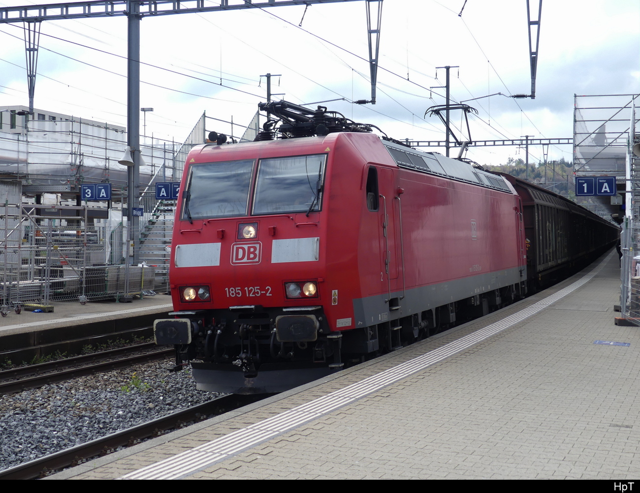 DB - 185 125-2 mit Güterzug bei der durchfahrt im Bhf. Brugg am 17.04.2023