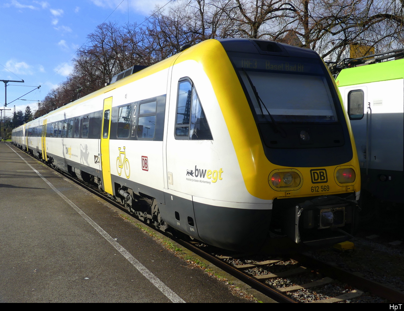 DB - Bpd 95 80 0 612 569-3 als IRE3 von Singen nach Basel Bad. Bahnhof via Schaffhausen am neben der BLS 475 415-6 im Bhf. Singen 26.11.2023