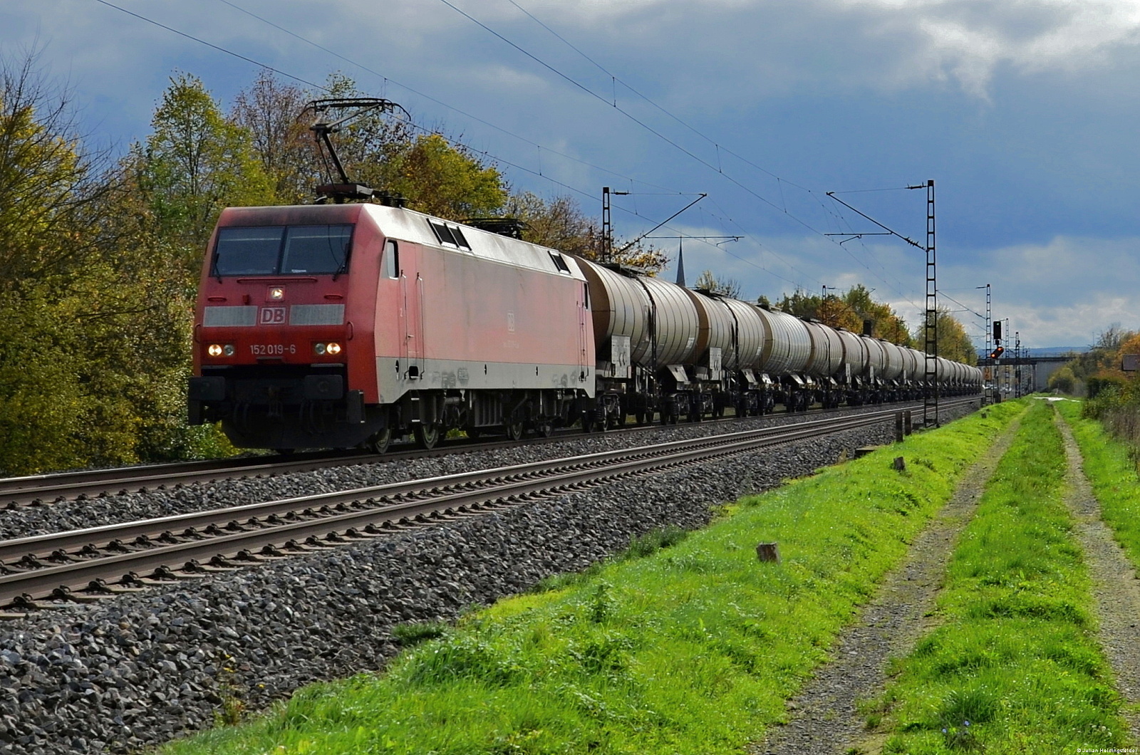 DB Cargo 152 019-6 zieht ihren Kesselwagenzug in Richtung Gemünden. Thüngersheim am 01.11.2022