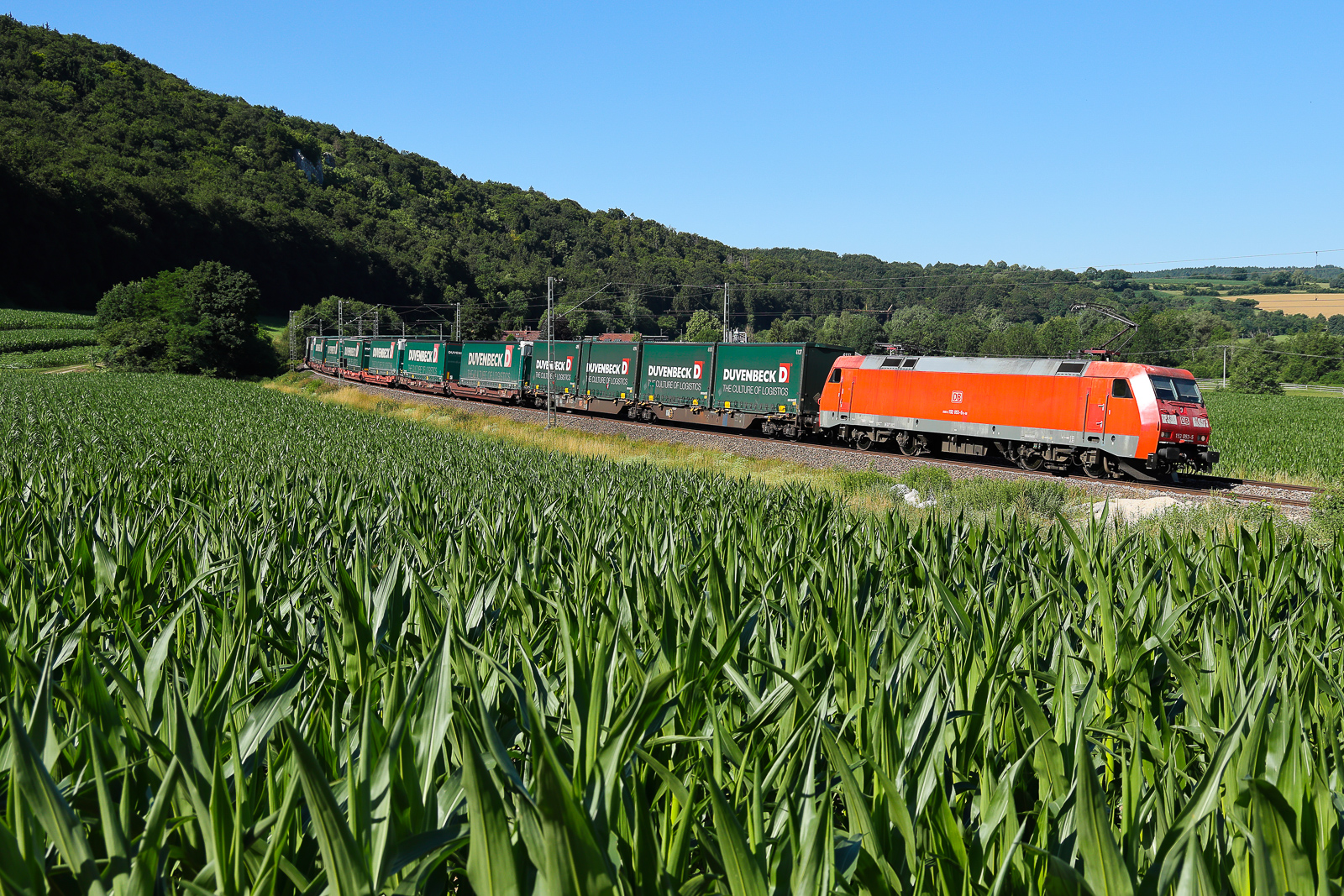 DB Cargo 152 053 mit einem Zug komplett Duvenbeck am 4 Juli 2026 bei Breitenfurt.