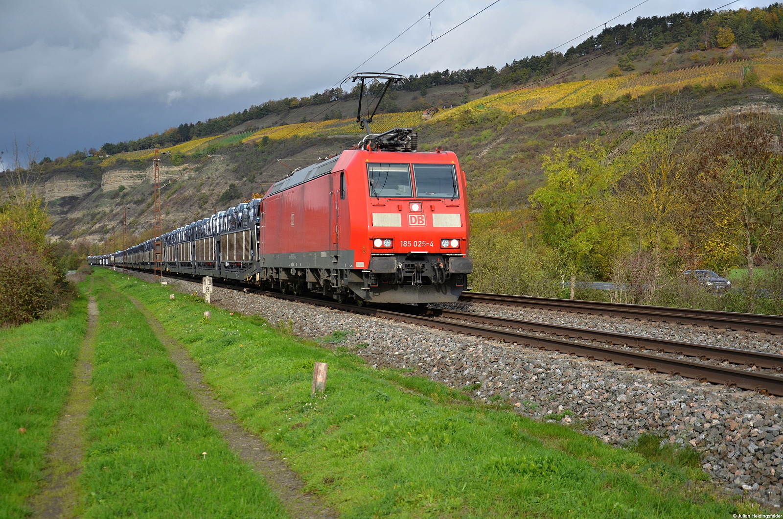 DB Cargo 185 025-4 zieht ihren langen Autozug bestehend aus Toyota Neuwagen in Richtung Würzburg. Thüngersheim 01.11.2022