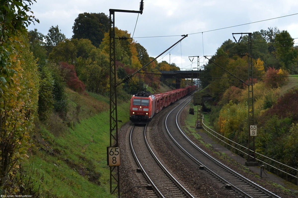 DB Cargo 185 145-0 auf Talfahrt mit ihrem leeren Autotransportzug in Richtung Stuttgart
03.10.2022