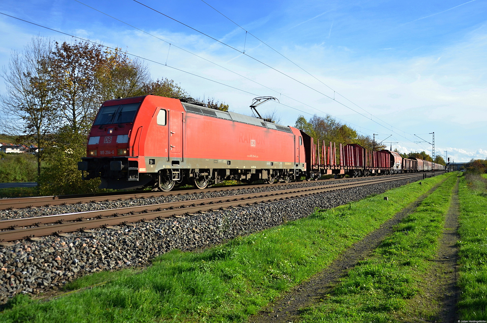 DB Cargo 185 294-6 zieht ihren gemischten Güterzug in Richtung Gemünden. 01.11.2022 bei Thüngersheim