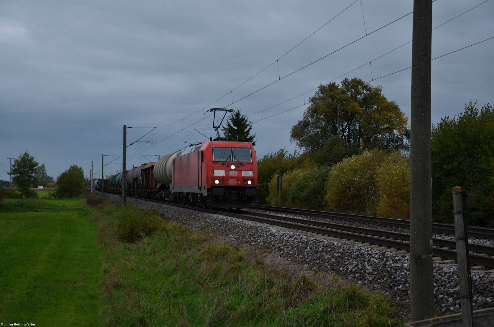 DB Cargo 185 366-2 zieht am Abend des 14.10.2022 ihren gemischten Güterzug in Richtung Gunzenhausen. Aufgenommen bei Laubenzedel