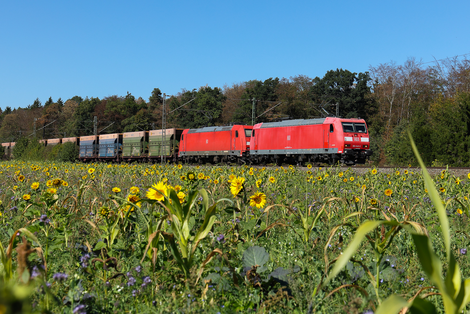 DB Cargo Doppel geführt von 185 040 mit einem leeren Erzzug am 26.09.26 bei Eglharting.