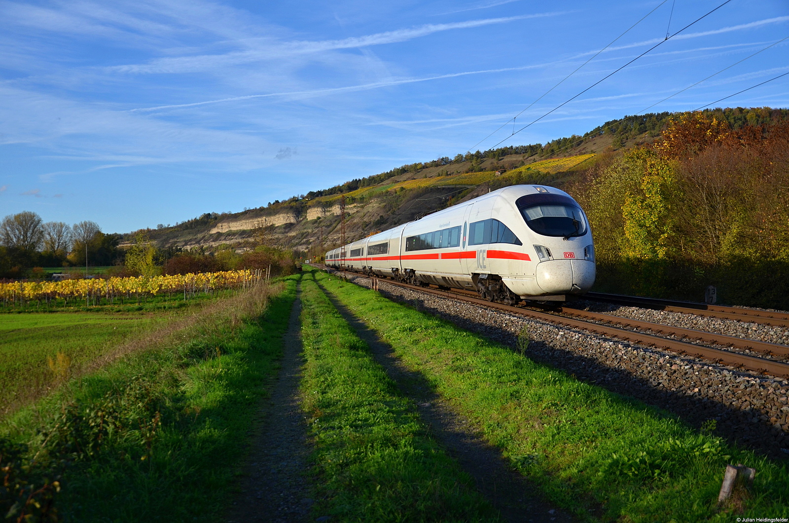 DB Fernverkehr 411 075/ 411 575 Villingen-Schwenningen fährt am späten Nachmittag des 01.11.2022 in Richtung Würzburg. Aufgenommen in Thüngersheim