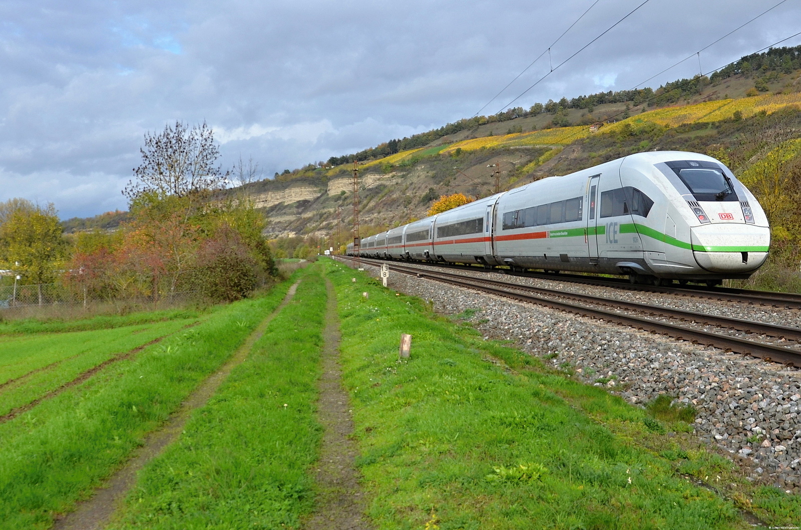 DB Fernverkehr ICE 4 Triebzug 9036 auf dem Weg über die Main-Spessart-Bahn in Richtung Gemünden. Thüngersheim am 01.11.2022