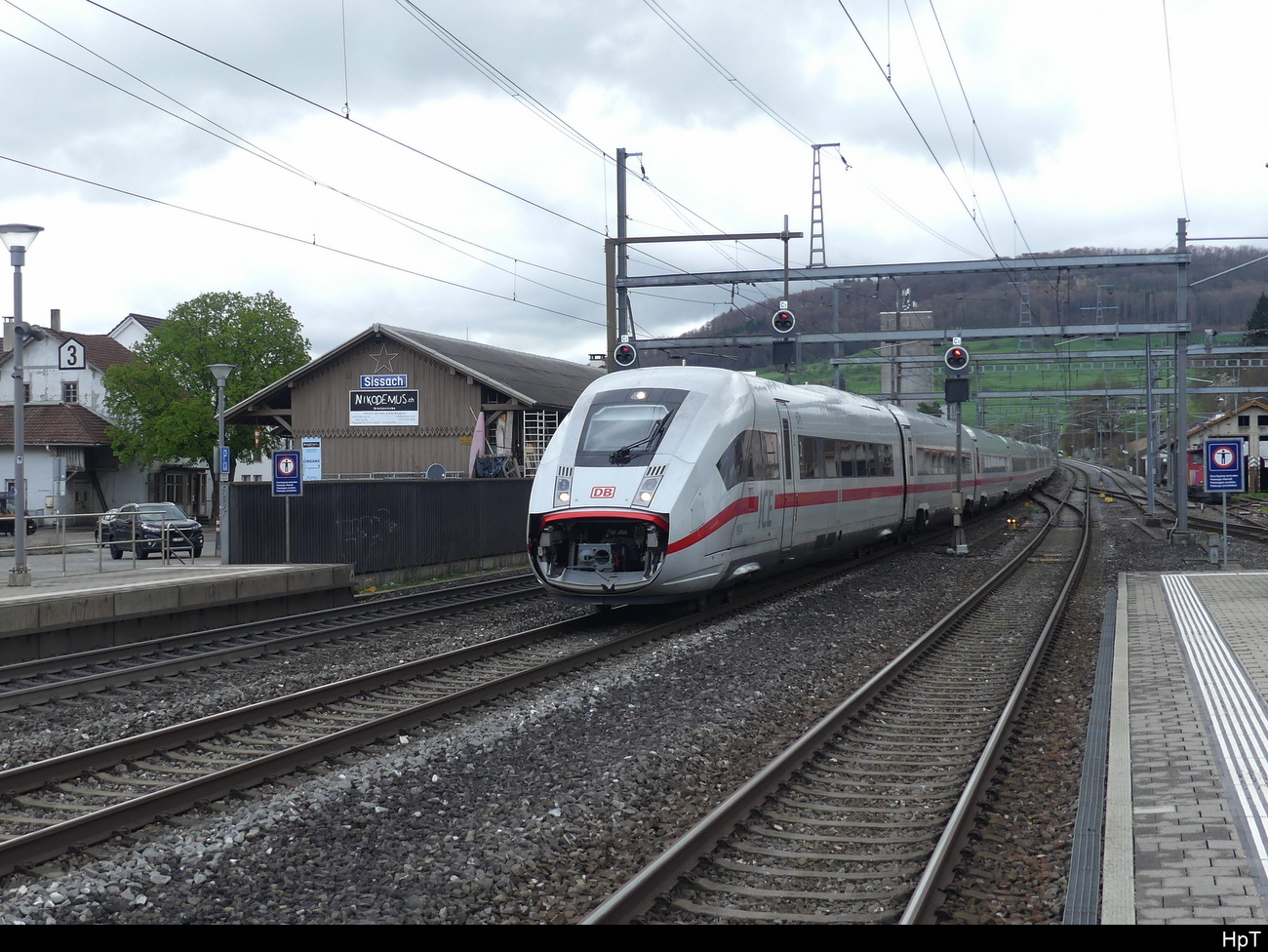 Auf dem Weg von Dresden nach Frankfurt fuhr ICE1650 an 13.03.2022 durch ...