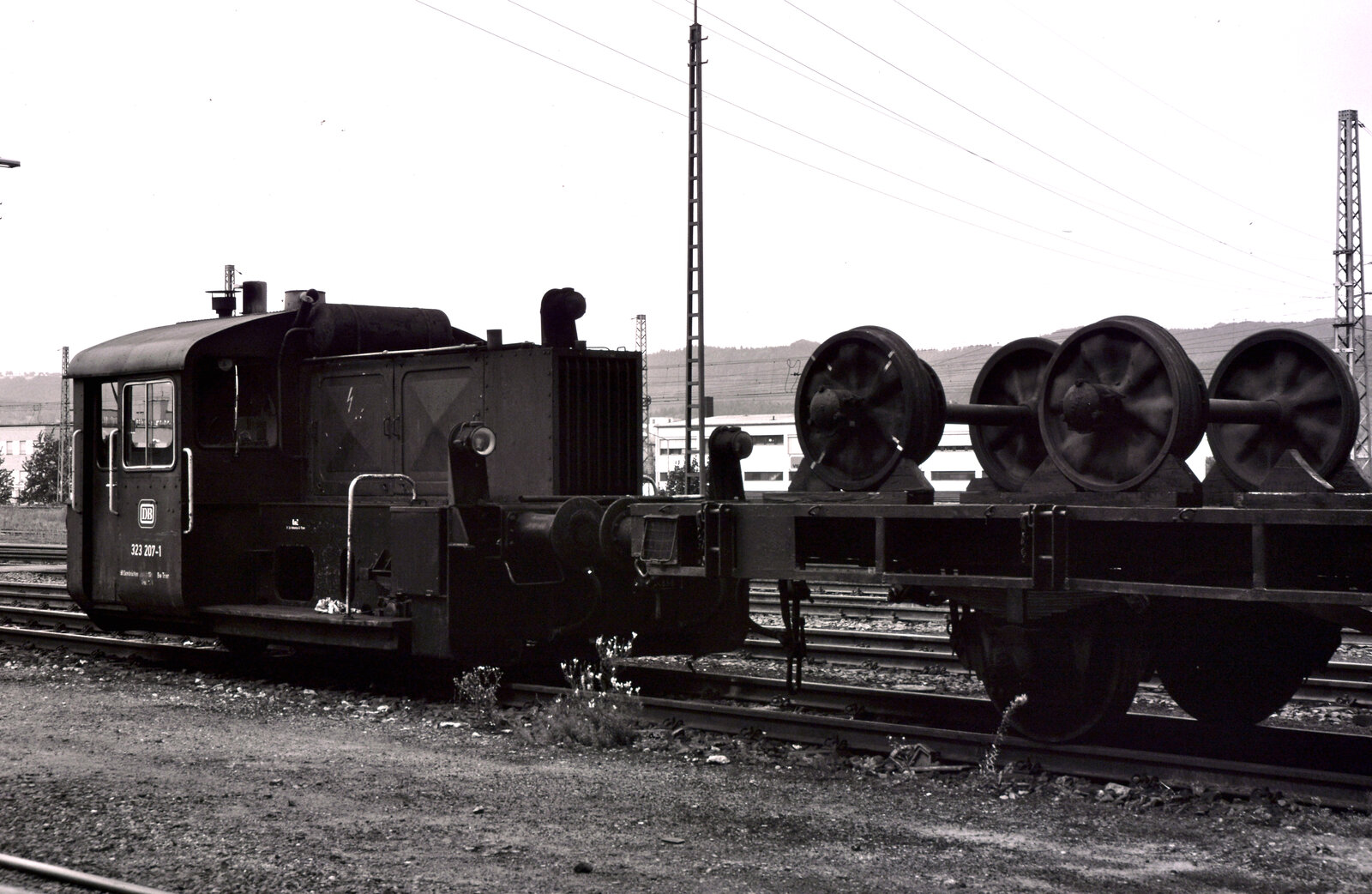 DB-Kleinlokomotive 323 207-1 (Köf II) vor dem Bw Trier (DB), dort wirkte es am 24.08.1985 schon etwas ungepflegt. 