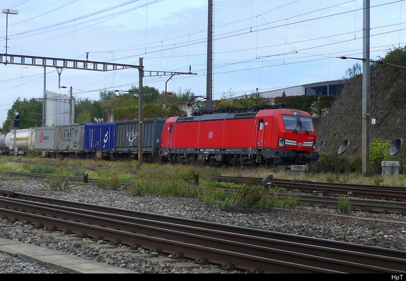 DB - Lok 193 326-6 mit Güterzug unterwegs in Pratteln am 05.10.2023