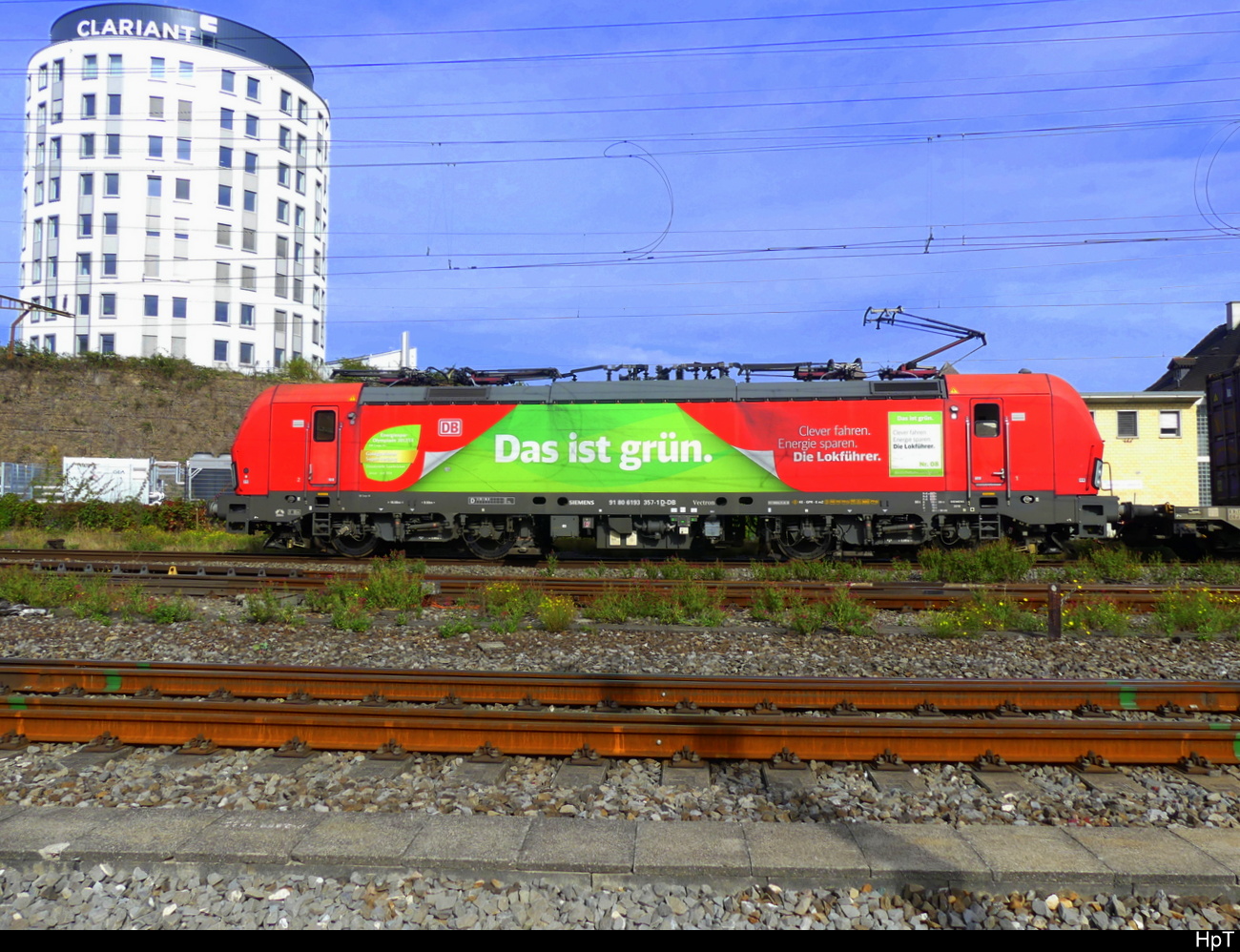 DB - Lok 193 357-1 mit Güterzug unterwegs in Pratteln am 05.10.2023