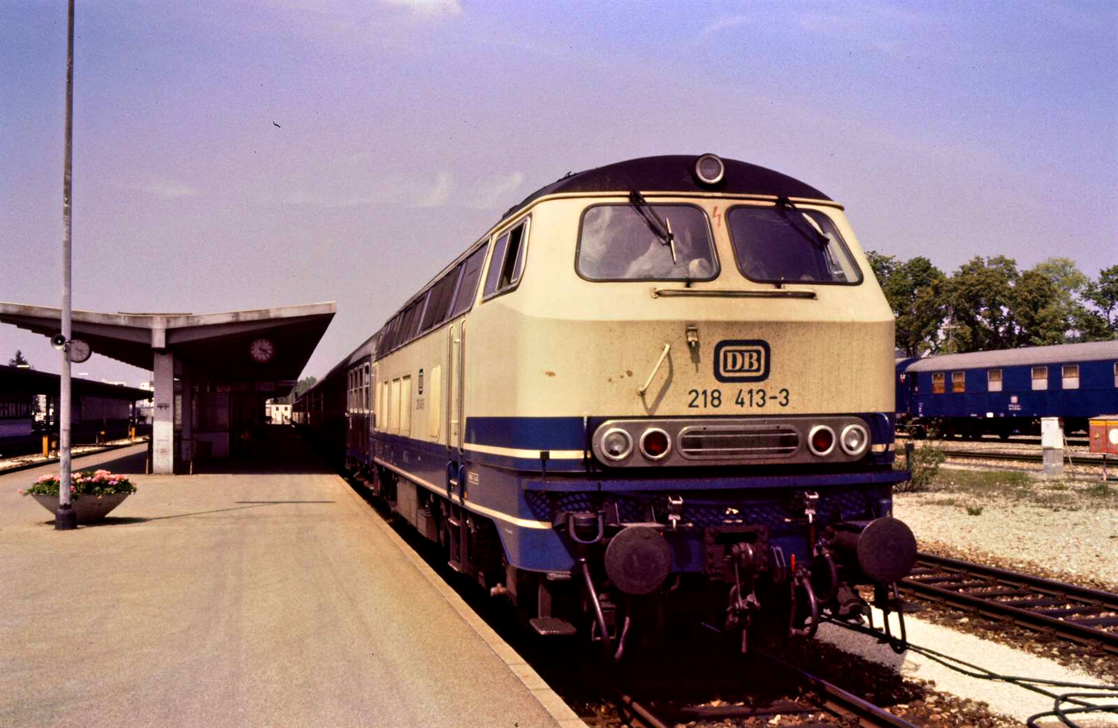 DB-Lok 218 413-3 in einem bayerischen Bahnhof (1984)