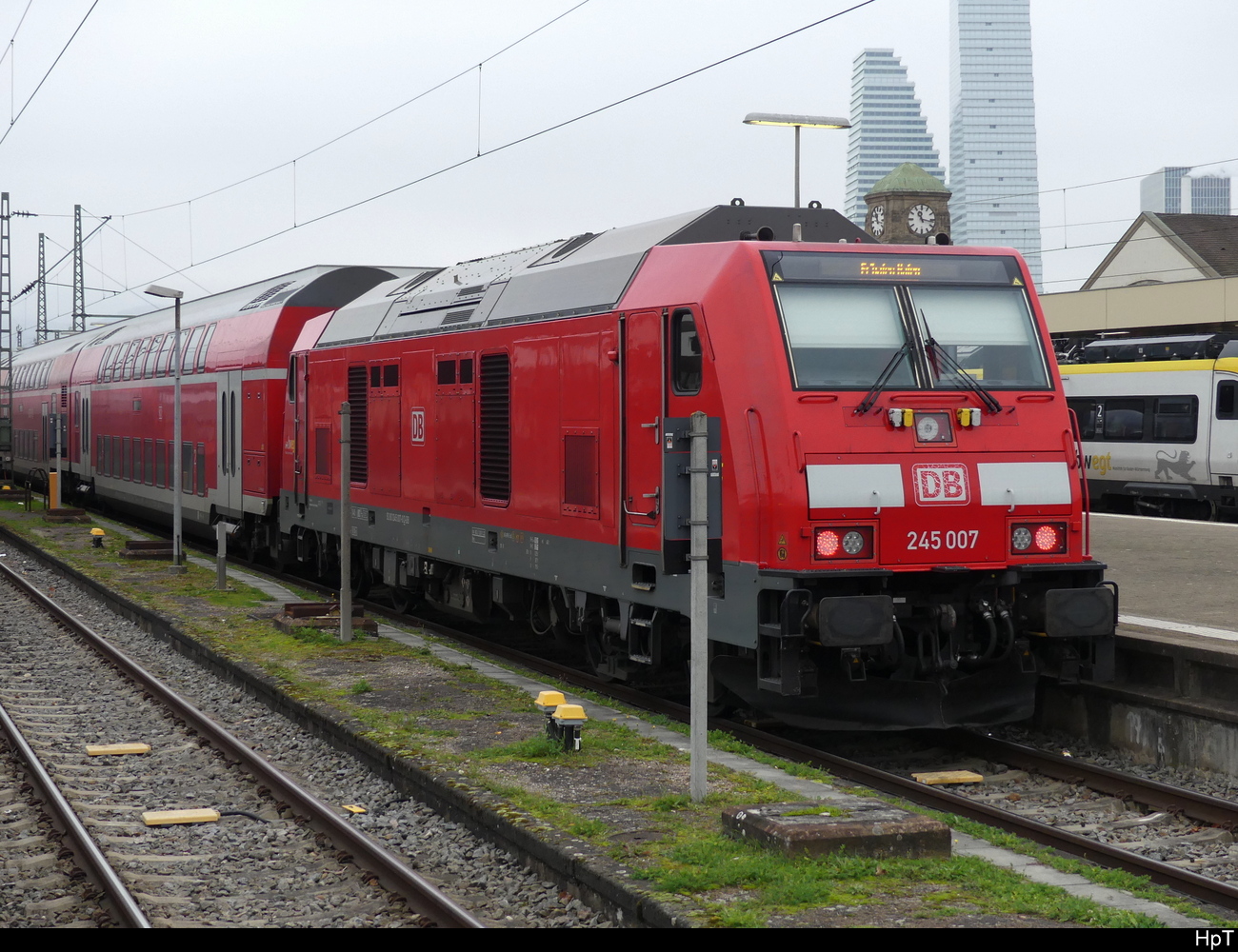 DB - Lok 92 80 1245 007-0 vor Personenzug im Badischen Bahnhof in Basel am 04.12.2022