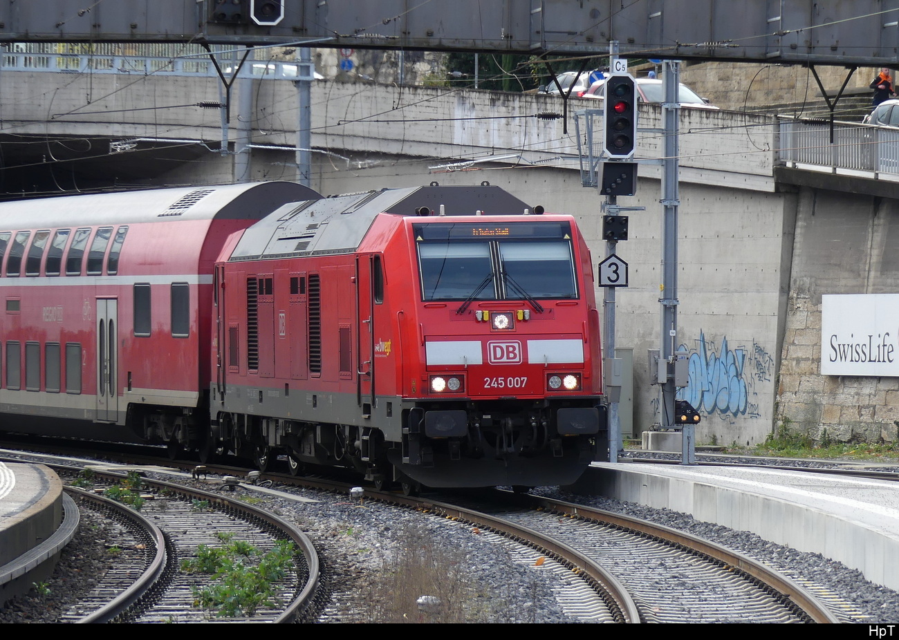DB - Lok 92 80 1245 007-0 unterwegs mit Personenzug im Bhf. Schaffhausen am 26.11.2023