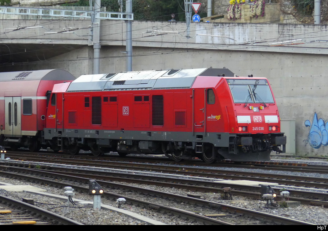 DB - Lok 92 80 1245 0036-9 unterwegs mit Personenzug im Bhf. Schaffhausen am 26.11.2023