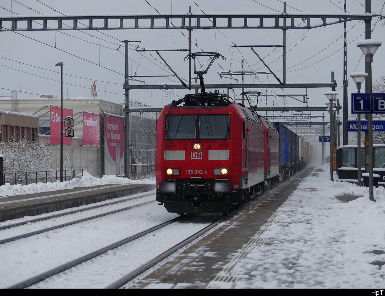 DB - Loks 185 092 + 185 ??? vor Güterzug bei der durchfahrt im Bhf. Münsingen am 02.12.2023