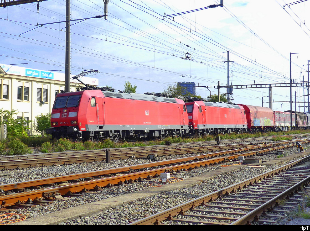 DB - Loks 185 101-3 + 185 137 vor Güterzug unterwegs in Pratteln am 05.10.2023