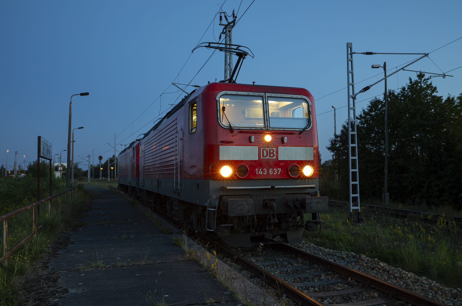 DB Mietloks 143 637 & 346 stehen am Abend, des 08.09.2023 mehr oder weniger aufgerüstet für Bahnlogistik24 am Bahnsteig Mitte in Mukran.