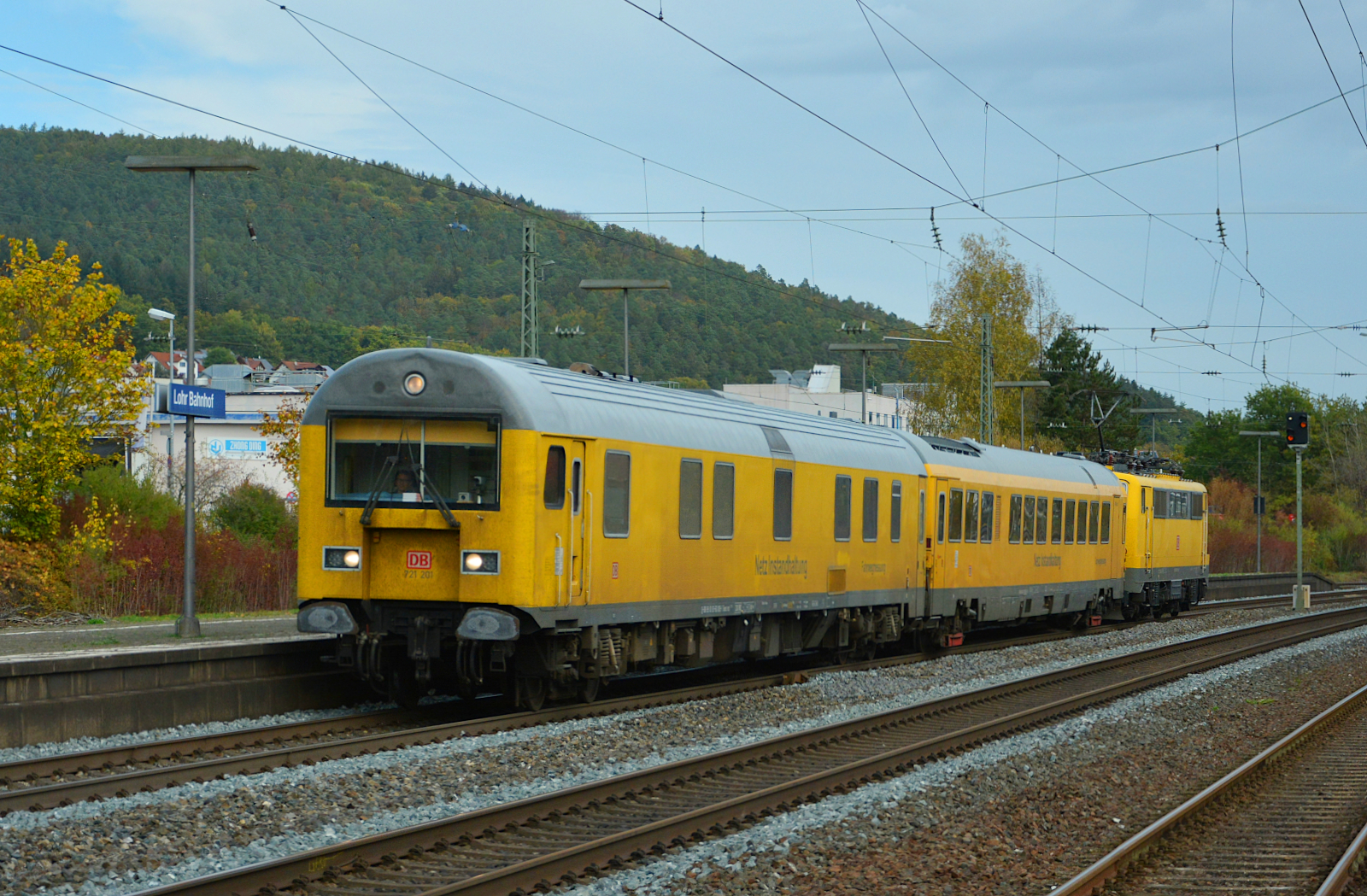 DB Netz Instandhaltung Fahrwegmessung fuhr am 24.10.2022 als NbZ 94330 (Würzburg – Gemünden – Limburg Süd) durch Lohr Bahnhof. Der Messzug wurde von dem Steuerwagen D-DB 99 80 93-60 009-1 Dienst mzf angeführt und von der 111 059-2 durch das herbstliche Maintal geschoben.