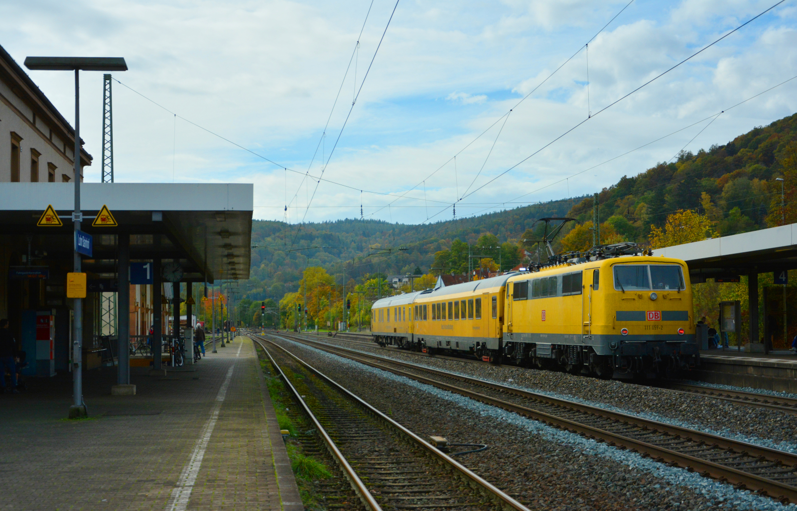 DB Netz Instandhaltung Fahrwegmessung fuhr am 24.10.2022 als NbZ 94330 (Würzburg – Gemünden – Limburg Süd) durch Lohr Bahnhof. Der Messzug wurde dabei von der 111 059-2 durch das herbstliche Maintal geschoben.