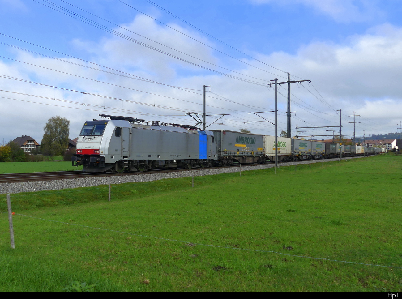 DB - RailPool  Lok 98 80 6 186 498-2 mit Güterzug unterwegs bei Lyssach am 25.10.2022