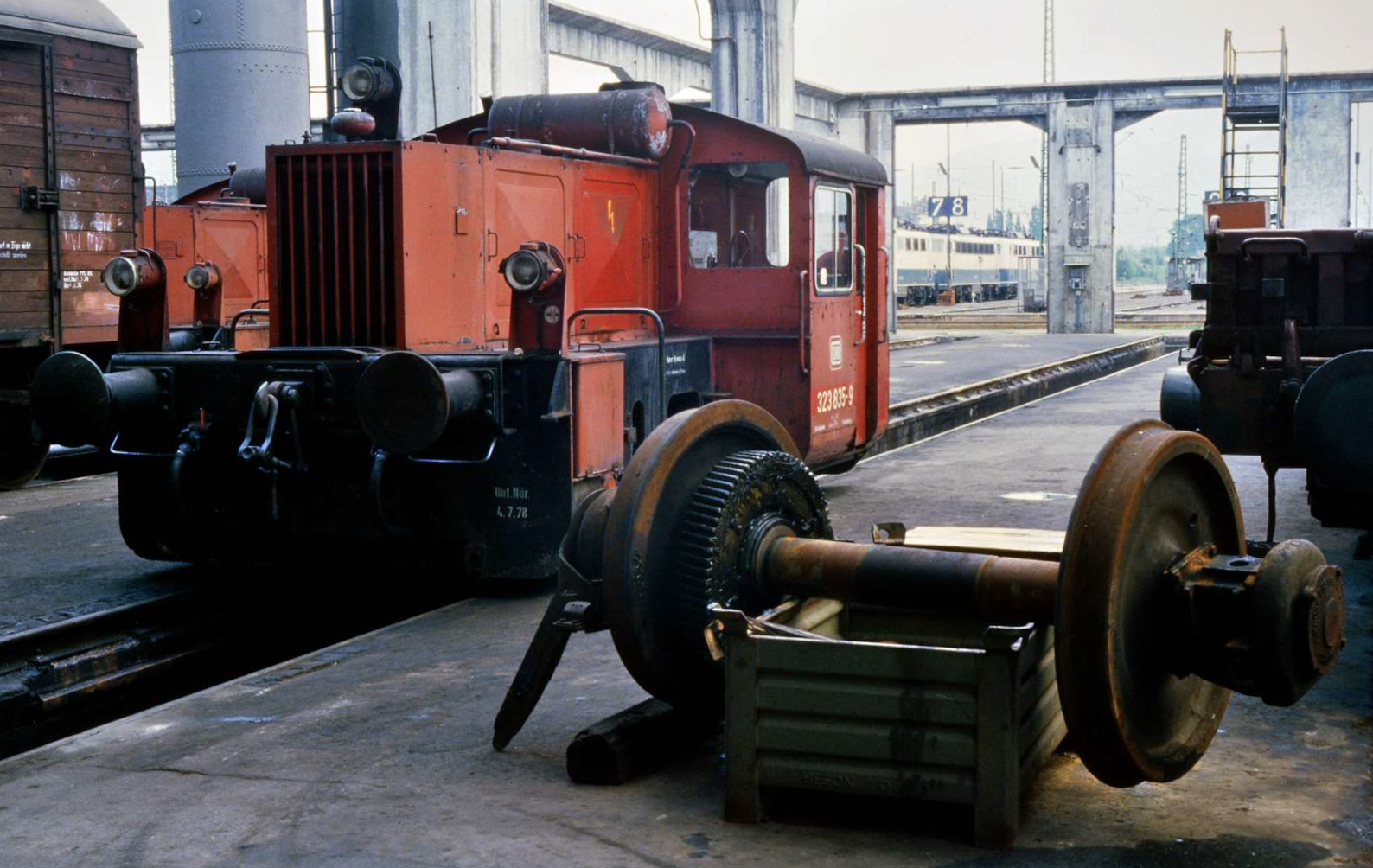DB-Rangierlok 323 835-9 im Bw Heidelberg, das auch schon 1984 wie ein  lost place  wirkte
Datum: 03.11.1984