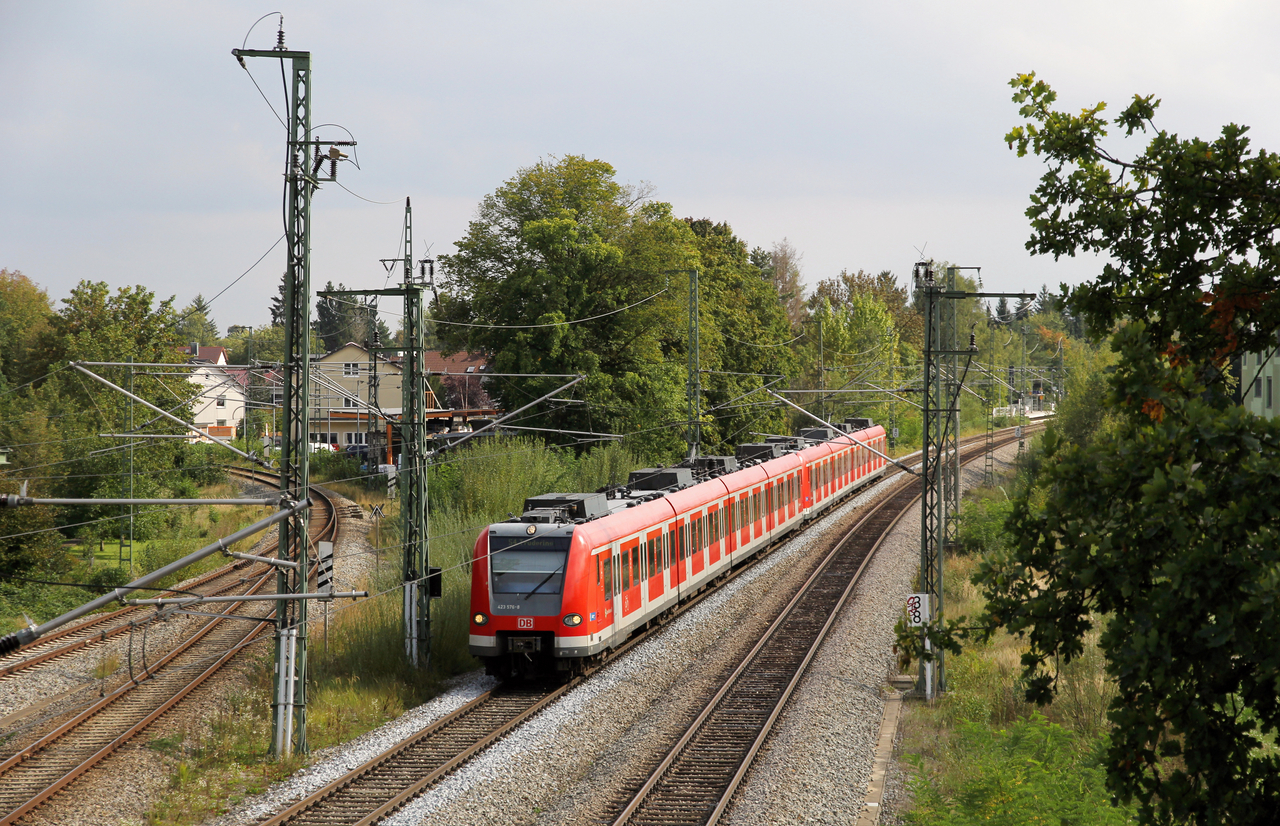 DB Regio 423 276 + 423 097 // München (Fußgängersteg zwischen Lincolnstraße und Lauensteinstraße) // 15. September 2018