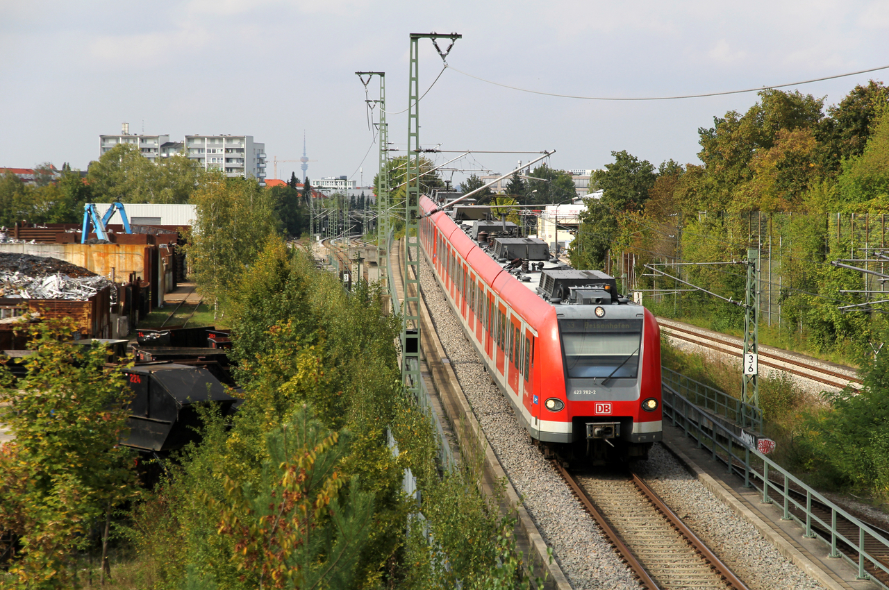 DB Regio 423 282 + 423 275 // München (Fußgängersteg zwischen Lincolnstraße und Lauensteinstraße) // 15. September 2018