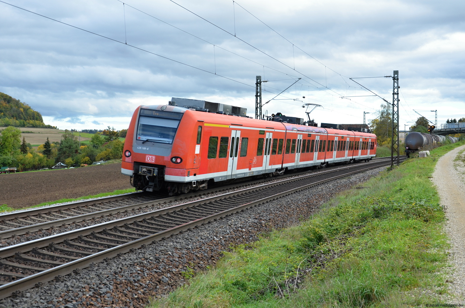 DB Regio 425 109-6 steht sinnbildlich für den durchschnittlichen Zustand den die Fahrzeuge auf der KBS 920 haben. Hier sieht man ihn im Gleiswechselbetrieb als RB 80 kurz vor seinem Zielbahnhof in Treuchtlingen. 15.10.2022
