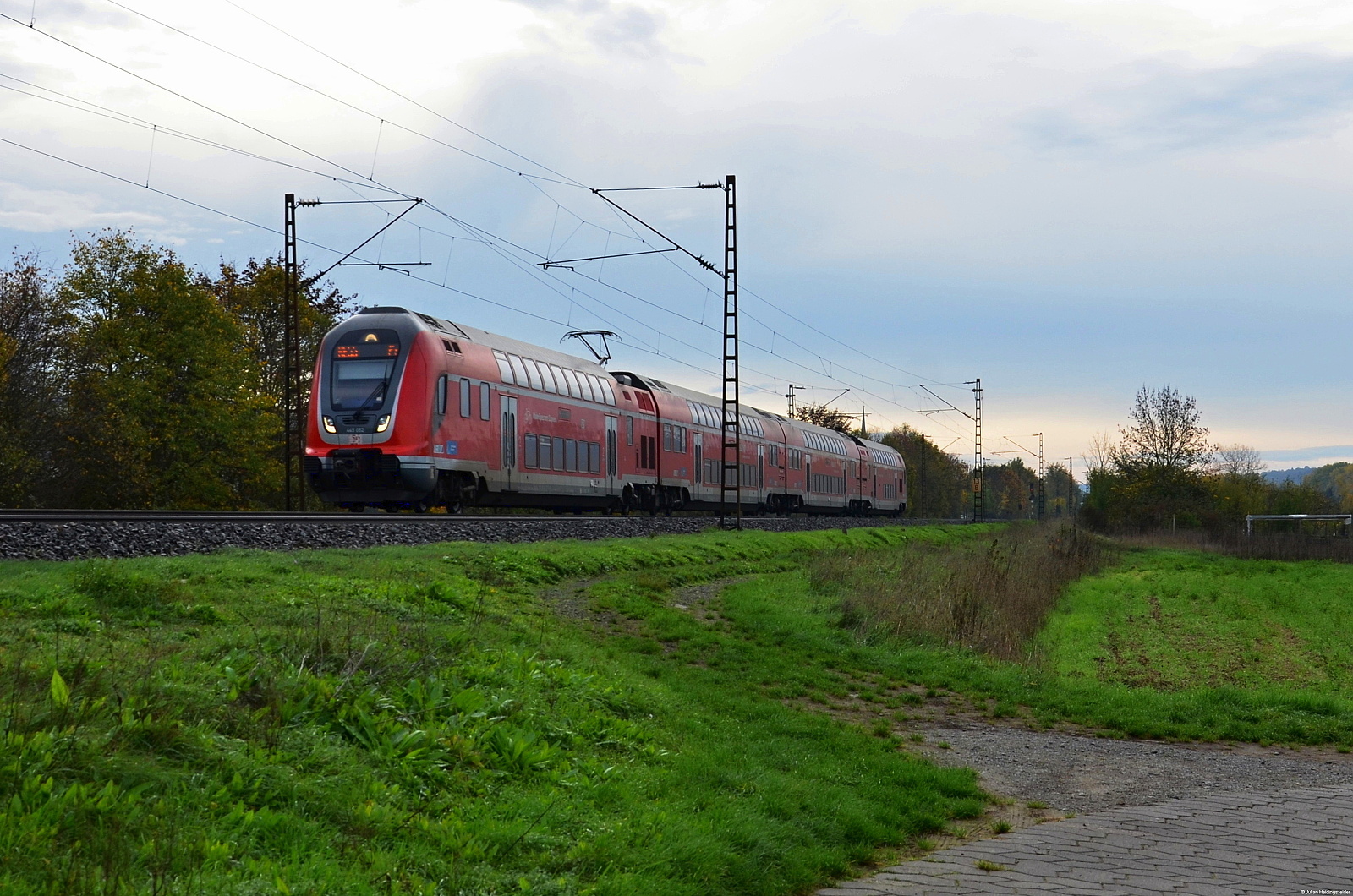 DB Regio 445 052  Main-Spessart-Express  fährt als RE54 mit Ziel Frankfurt am Main Hbf durchs Maintal. Aufgenommen am 01.11.2022 bei Thüngersheim