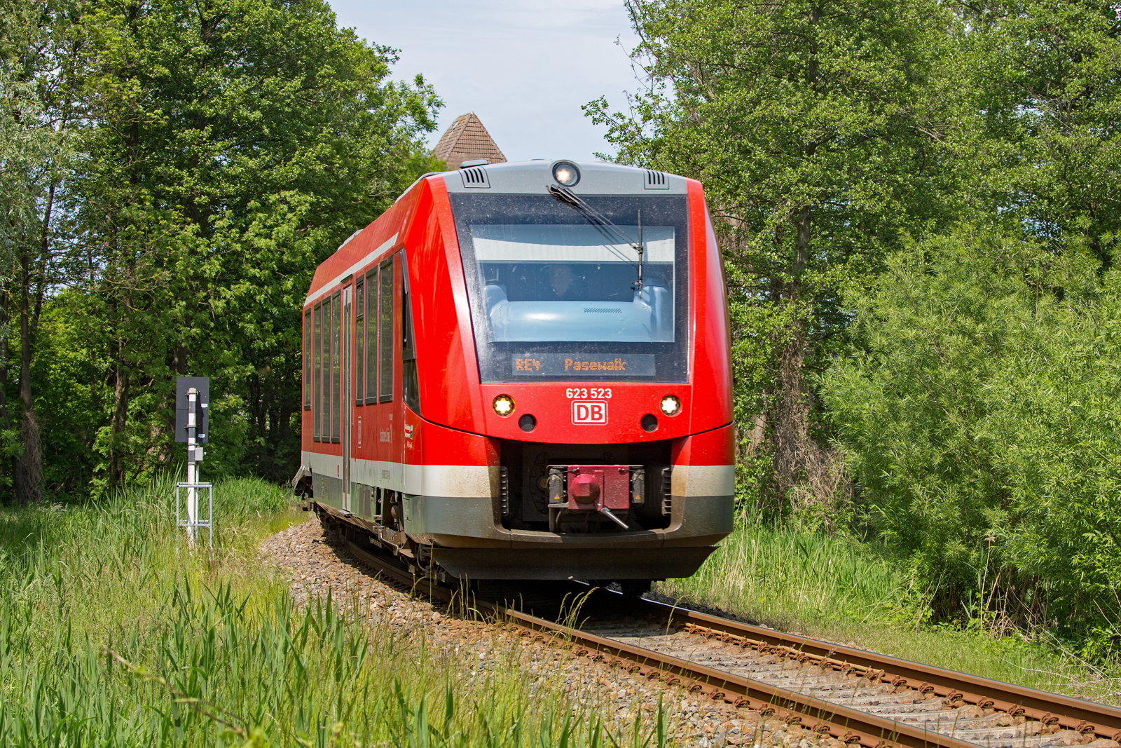 DB Triebwagen 623 523 zwischen den Haltepunkten Ueckermünde Stadthafen und Ueckermünde. - 28.05.2023