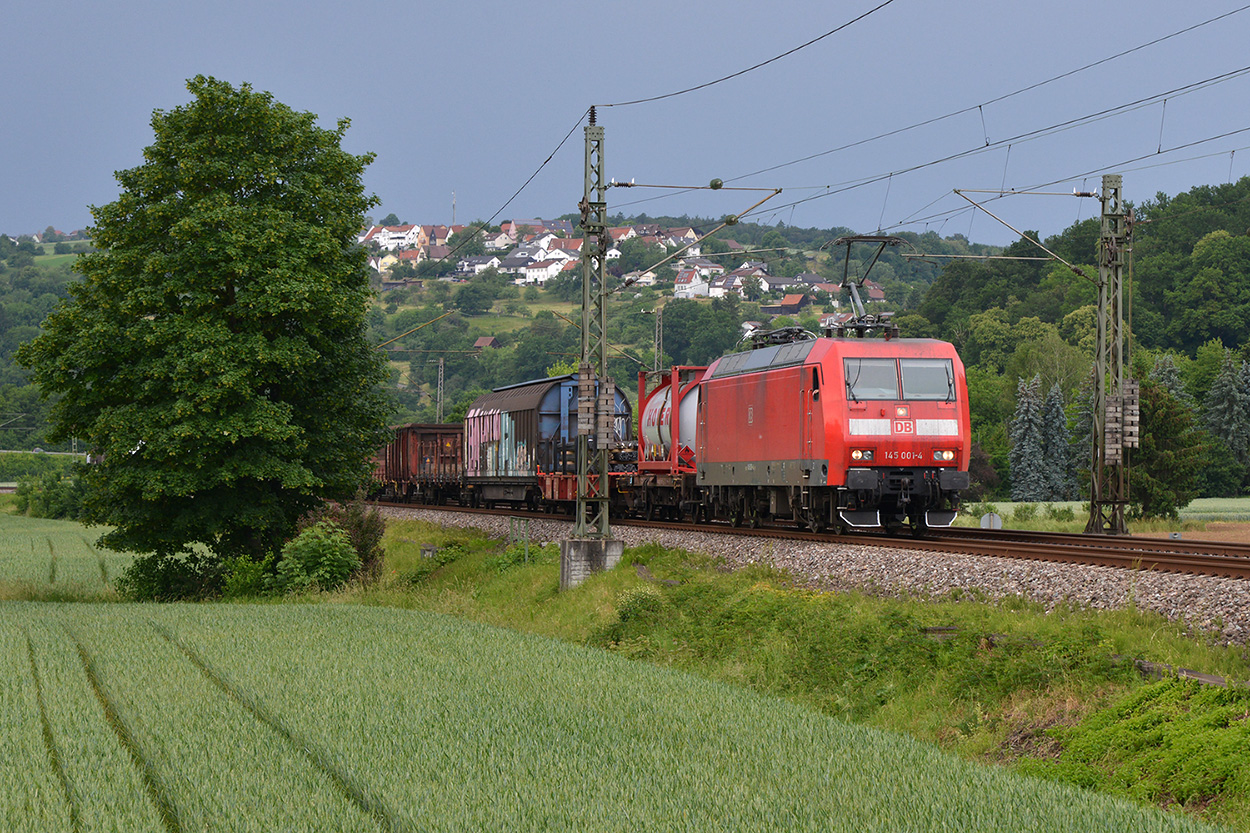 DBC 145 001-4 mit gemischten Güterzug bei Uhingen 08.06.2023