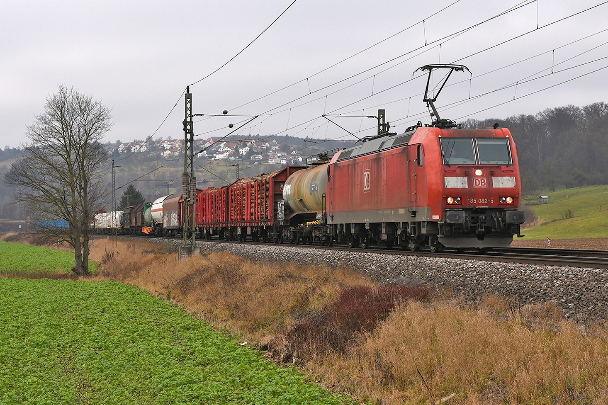 DBC 185 082-5 mit gemischtem Güterzug bei Uhingen 18.12.2021