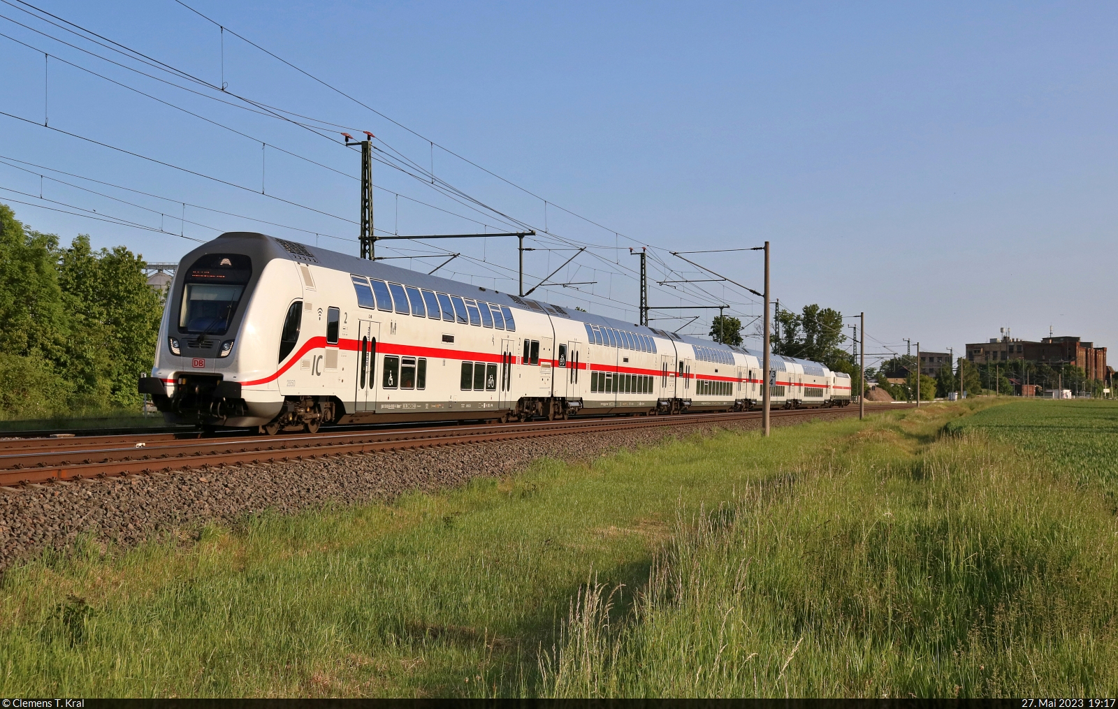 DBpbzfa <sup>668.2</sup> (50 80 86-81 850-9 D-DB) mit Schublok 146 556-6 unterwegs bei Niemberg.

🧰 DB Fernverkehr
🚝 IC 2446 (Linie 55) Leipzig Hbf–Hannover Hbf
🕓 27.5.2023 | 19:17 Uhr