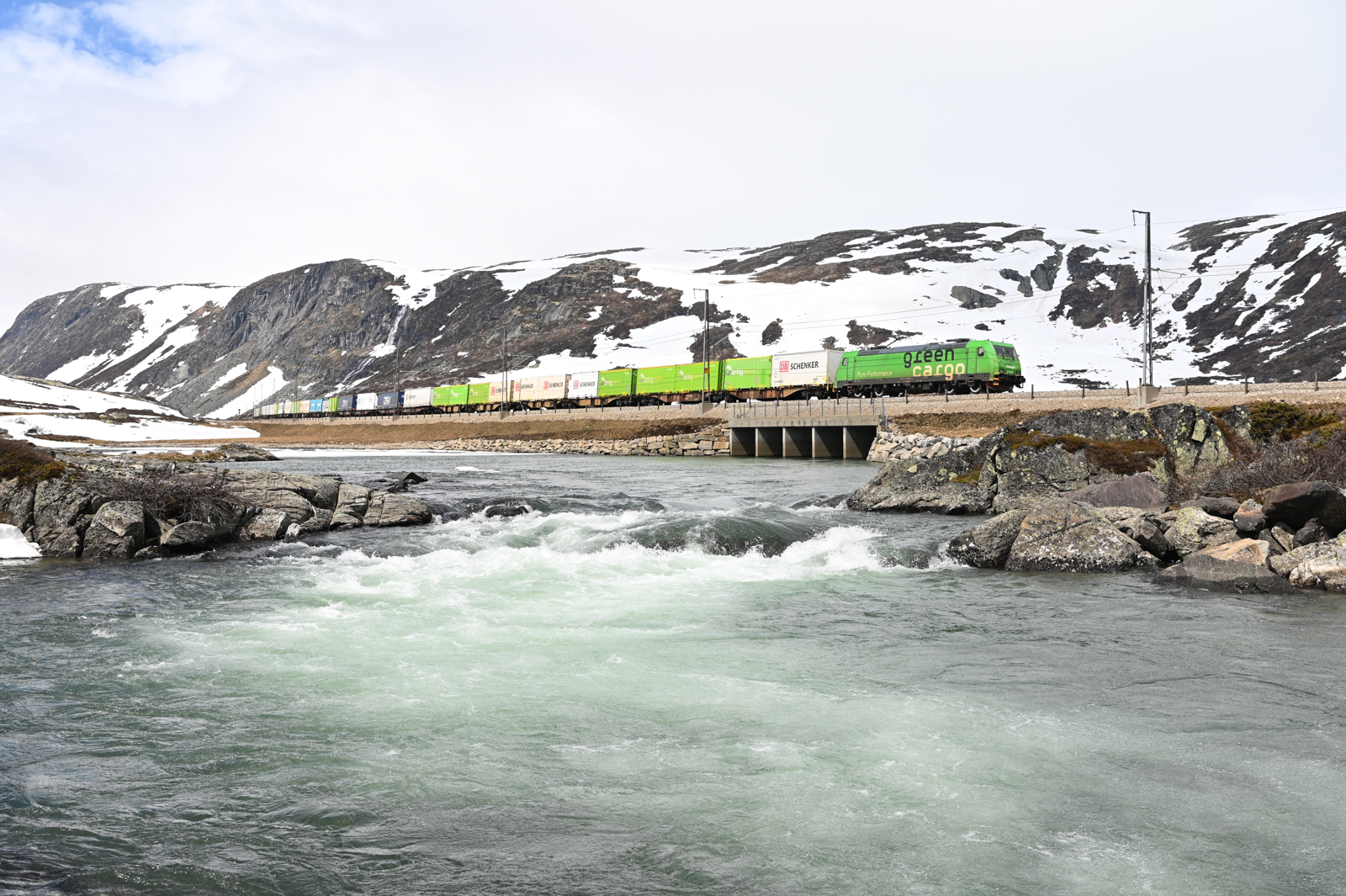 Dem Güterzug von CargoNet folgt mit rund einer Stunde Abstand der Zug 4842 von Green Cargo. Auch er ist von Bergen nach Oslo unterwegs. Hier am 03.06.2022 zwischen Finse und Haugastøl.