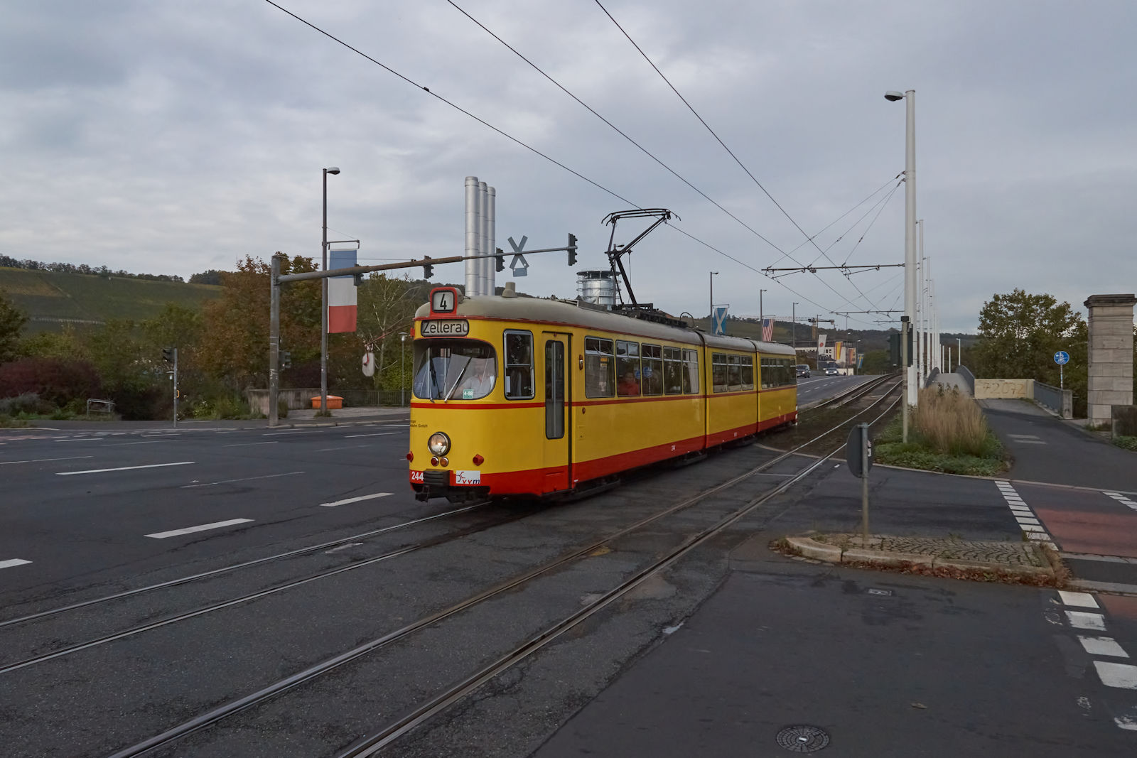 Den 50. Geburtstag haben die Würzburger GTW-8D lange hinter sich, fahren aber im Jahr 2023 noch immer. Am 20.10.2023 war Wagen 244 als Linie 4 auf dem Weg von Sanderau nach Zellerau und hat gerade die Friedensbrücke über den Main überquert.