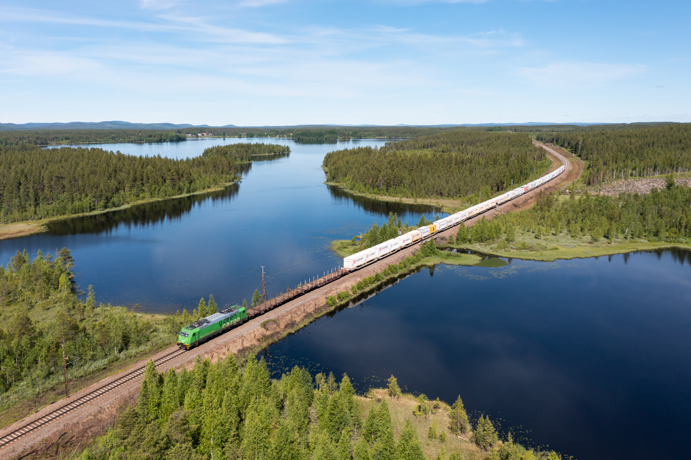 Den beiden Arctic-Rail-Express Zügen folgt der North-Rail-Express mit ewtas Abstand, sodass Zeit bleibt die Fotostelle zu wechseln. Am 22.06.2022 befindet sich der NRE auf dem Weg nach Oslo und ist nördlich von Bastuträsk auf der Stambanan genom övre Norrland in Richtung Süden unterwegs.