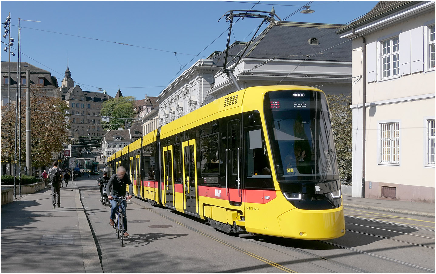 Den Steinenberg hinauf - 

... fährt hier Stadler Tina 4211 auf der BLT-Linie 11. 

18.09.2025 (M)