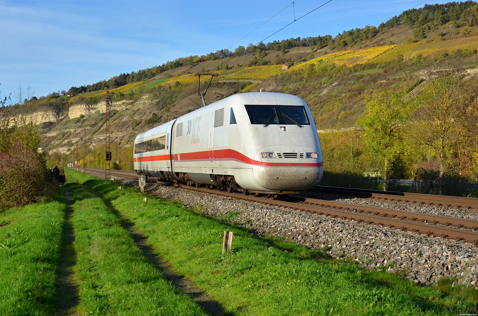 Den vermutlich kürzesten ICE auf dem Weg durchs herbstliche Maintal, konnte ich gestern am 01.11.2022 ablichten. DB Fernverkehr 401 586-3  30 Jahre ICE  zieht einen 2.Klasse Mittelwagen in Richtung Würzburg. Aufgenommen bei Thüngersheim