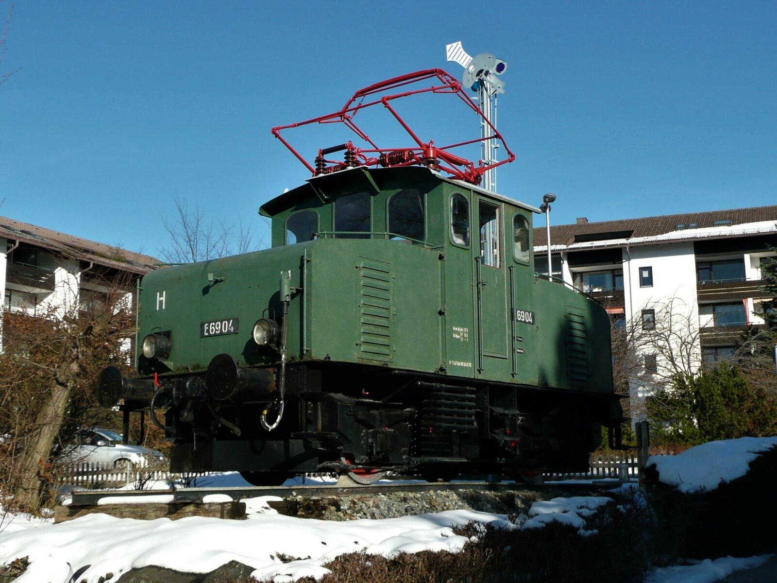 Denkmallokomotive E 69.04 vor dem Bahnhof Murnau, fotografiert am 16.02.2011 im Bahnhof Murnau
