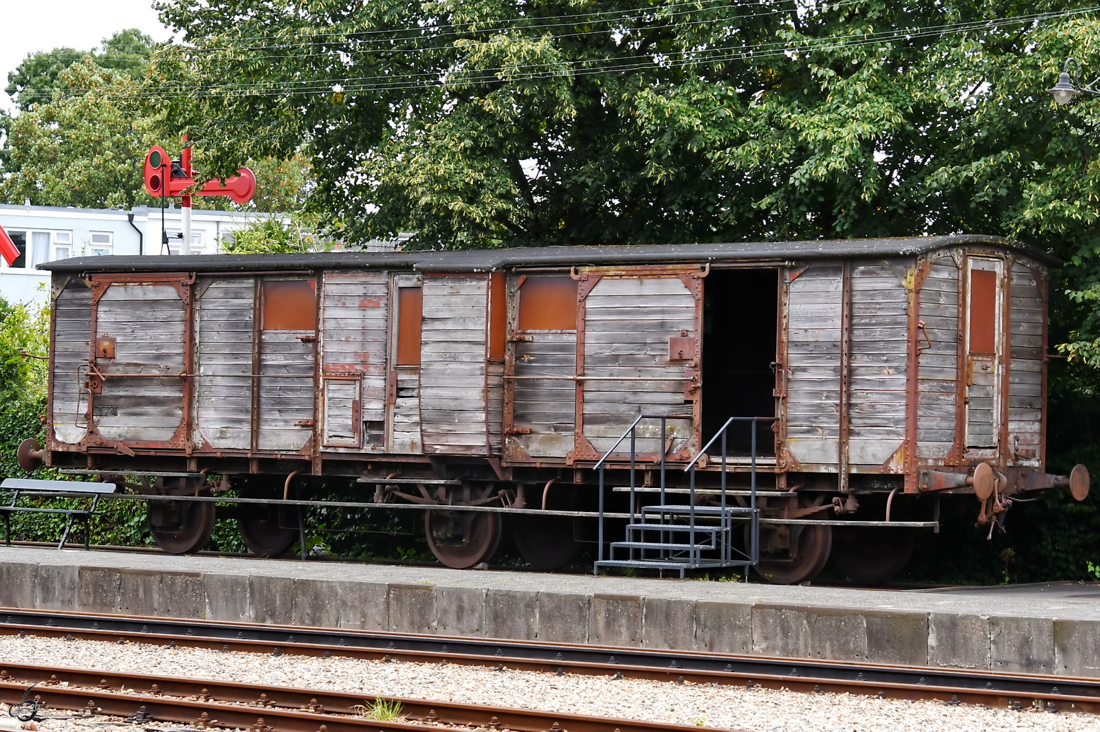 Der 1914 bei Werkspoor in Amsterdam gebaute Gep�ckwagen D 4088 wurde w�hrend des Zweiten Weltkriegs von den deutschen Besatzungstruppen konfisziert. In den Kriegswirren verlorengegangen, wurde er im Jahr 2003 in der N�he von Bukarest wiederentdeckt und wurde aufgrund des Fundortes und seines dunklen Aussehens  Schwarzer Rum�nischer  genannt. (Eisenbahnmuseum Utrecht, September 2026)