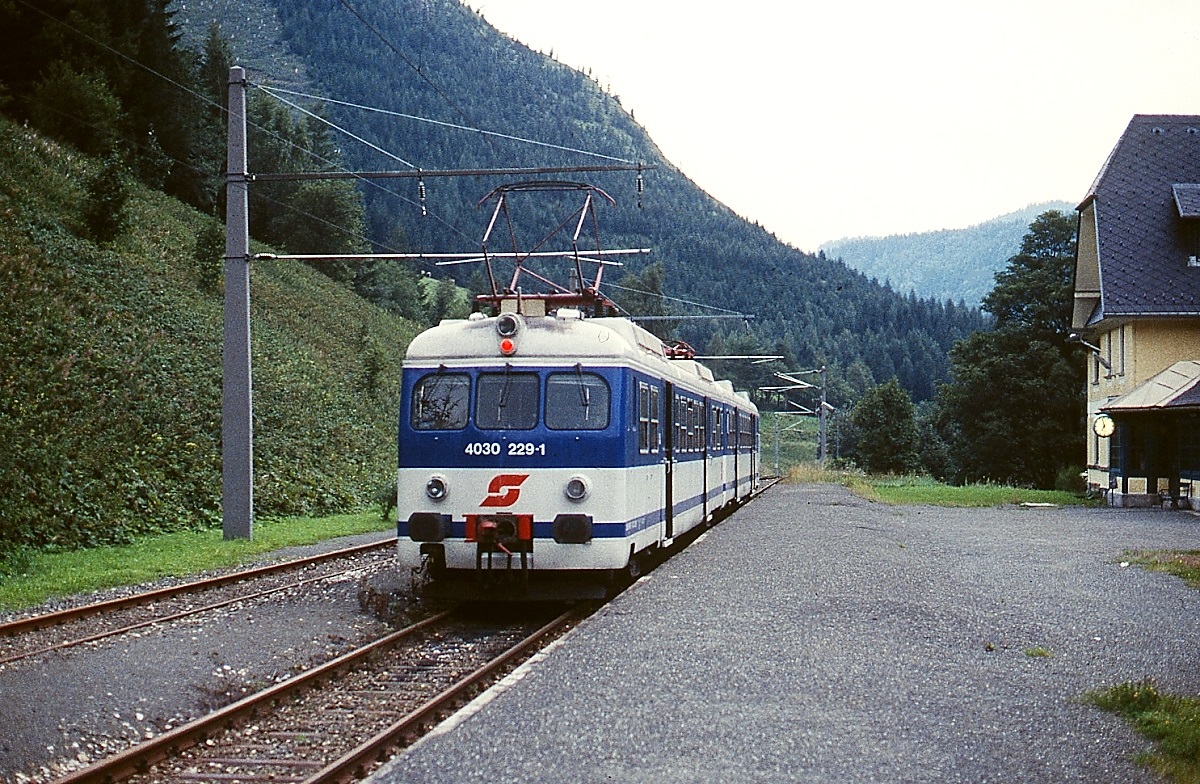 Der 4030 229-1 wartet an einem Augustabend 1997 im Bahnhof Vordernberg Markt auf Fahrgäste