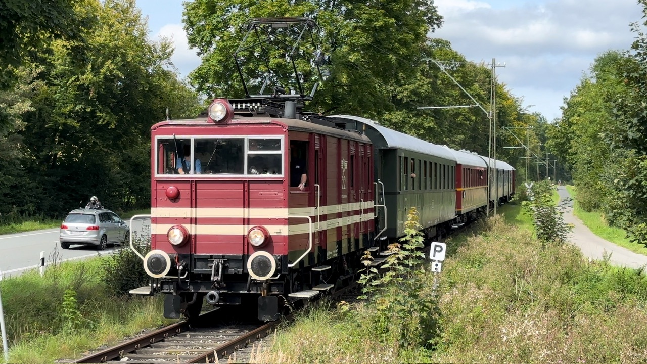 Der „Teddybärexpress“ der Landeseisenbahn-Lippe e.V.
auf der Extertalbahn zwischen Alverdissen und Barntrup, auf Höhe der Bushaltestelle Schmalental. Im Vordergrund die Elektrolok 22, die aus dem Jahre 1927 stammt.

